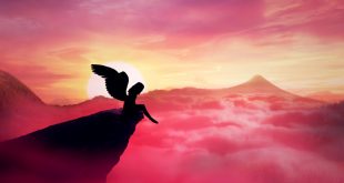 Engel auf einer Klippe über einem pinken Wolkenmeer mit Bergen im Hintergrund