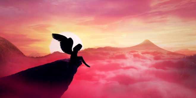 Engel auf einer Klippe über einem pinken Wolkenmeer mit Bergen im Hintergrund