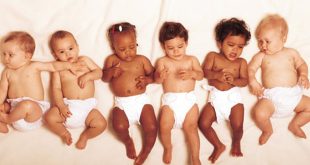 Babys mit verschiedenen Hautfarben